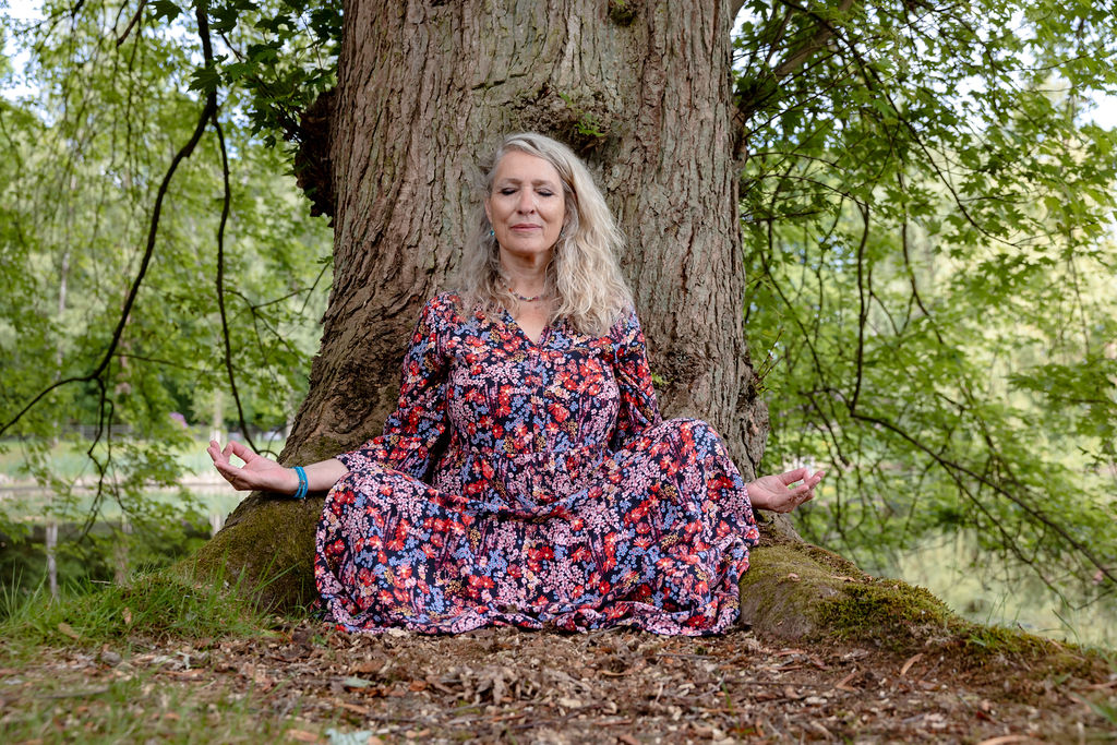 Dr. med. Cornelia Schlüter bei einer Yogaübung